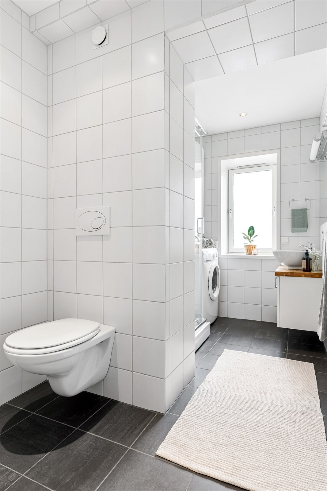 Badet er likhet med øvrige rom i boligen - Tidløst og stilrent. Galleribilde