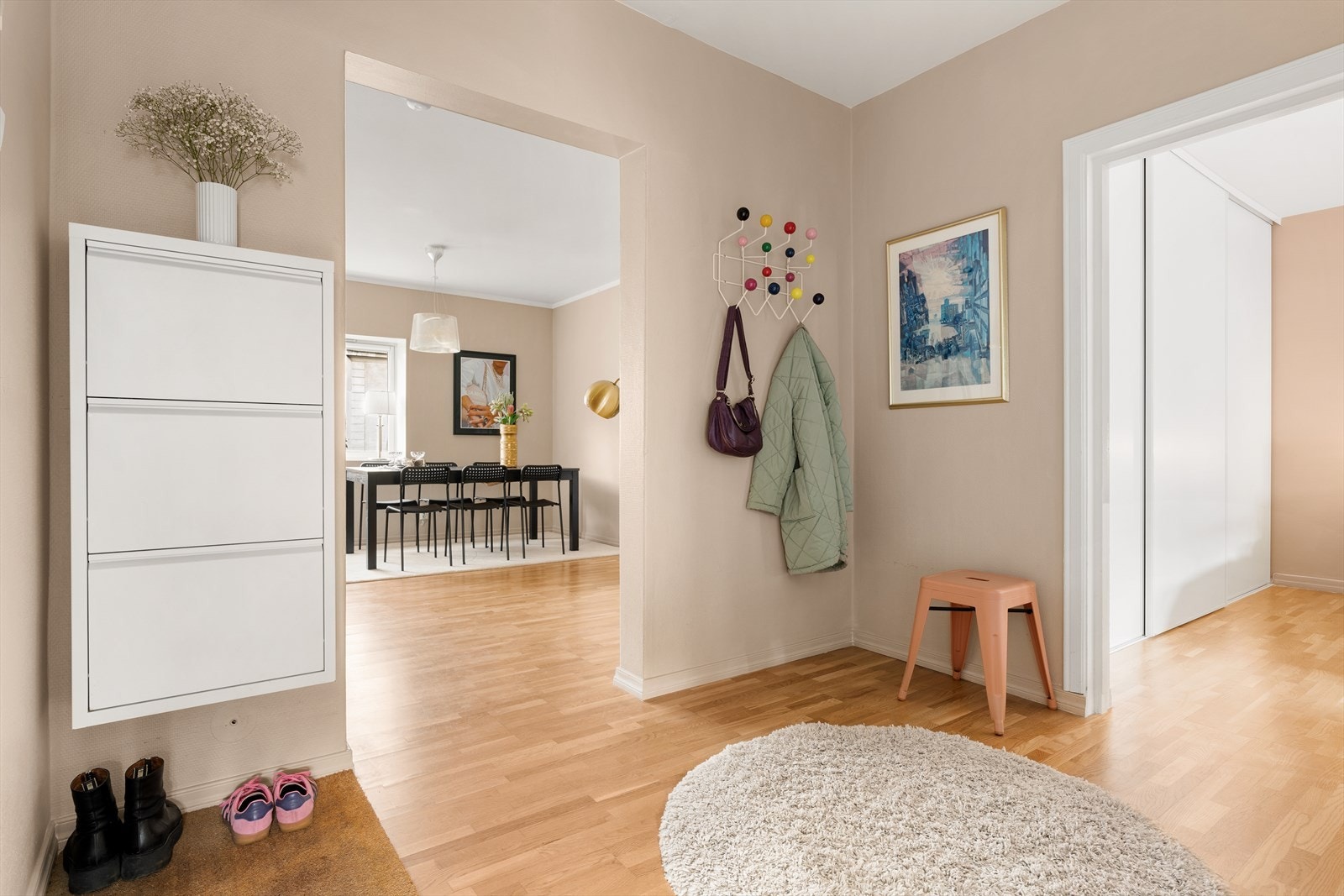 Romslig gang / entré på 5,4 m² med gode oppbevaringsmuligheter og klesheng. Galleribilde