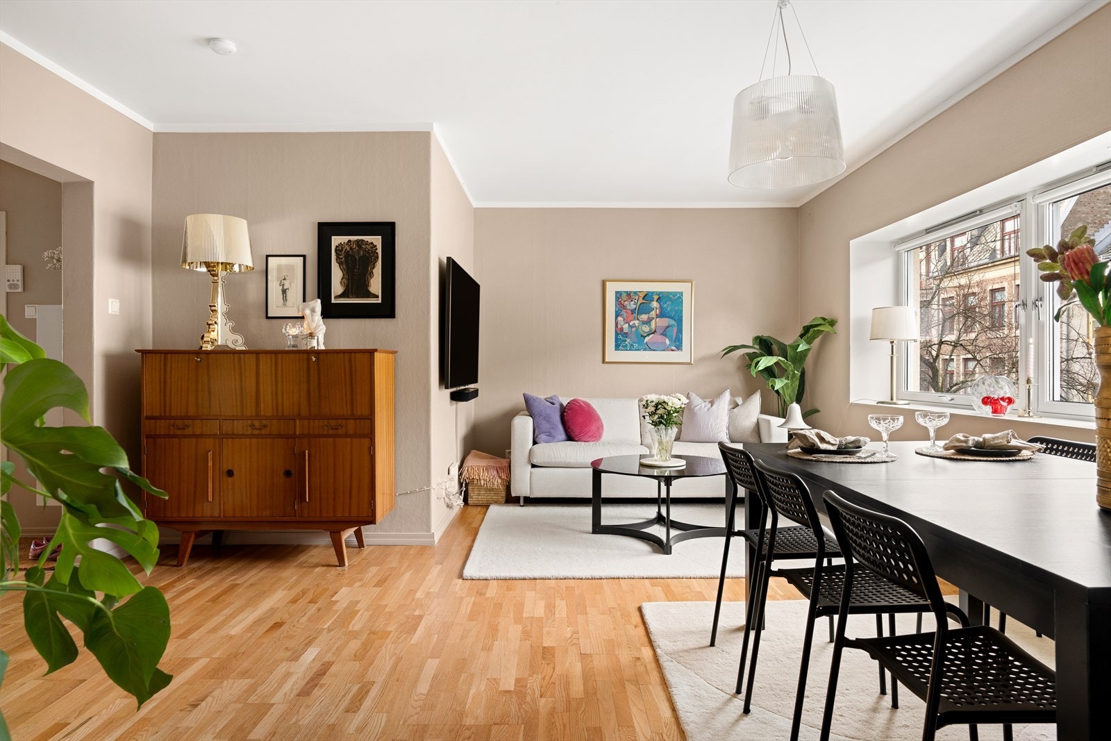 Stua er på gode 21 m². Pen 3-stavs parkett på gulv og moderne fargevalg på vegger. Galleribilde