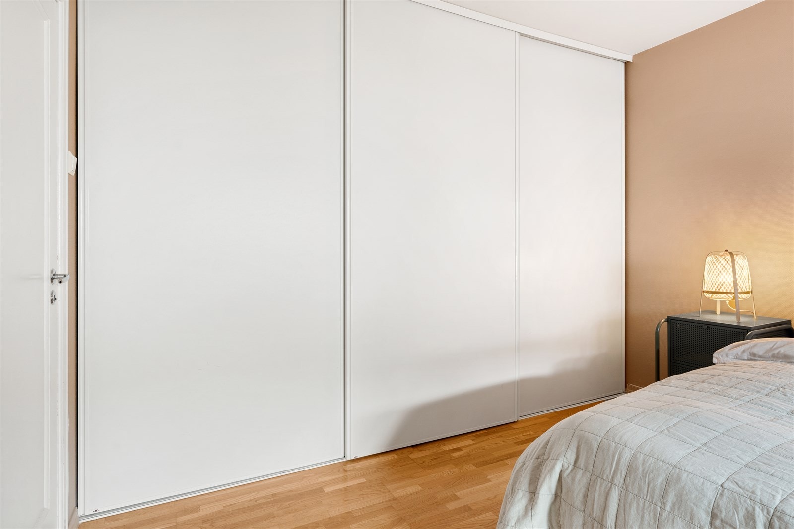 Her er det også en romslig skyvedørsgarderobe for klesoppbevaring. Galleribilde