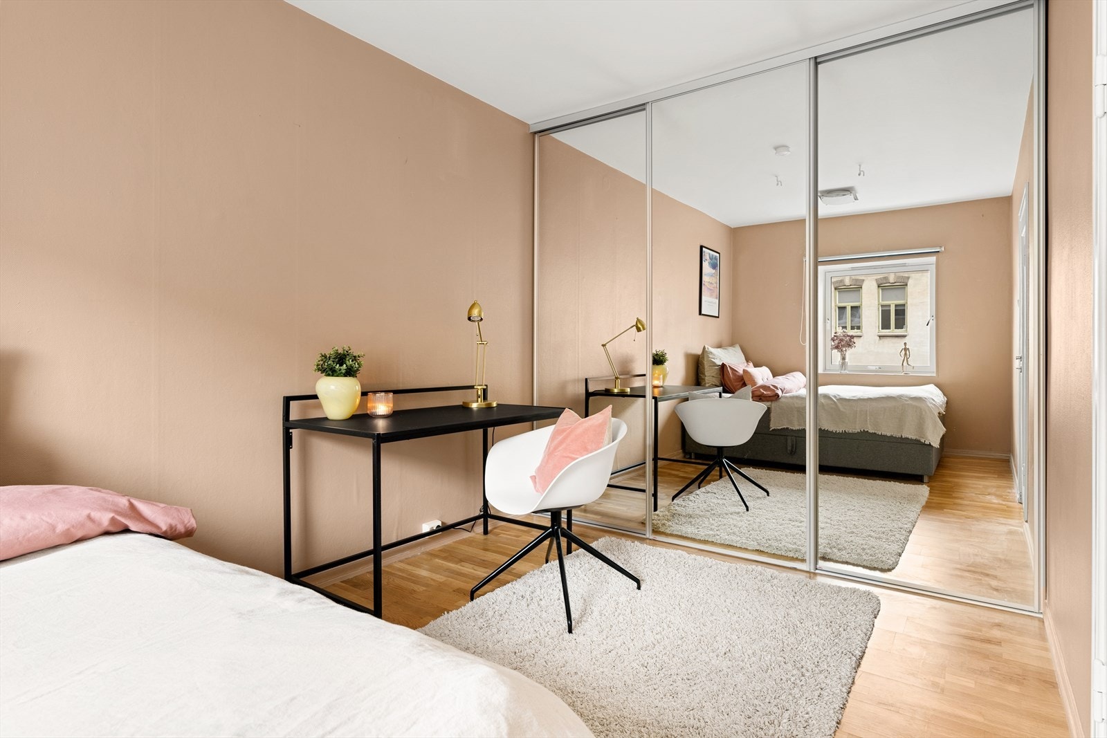Også her har man rikelig med oppbevaringsplass i skyvedørsgarderobe. Galleribilde