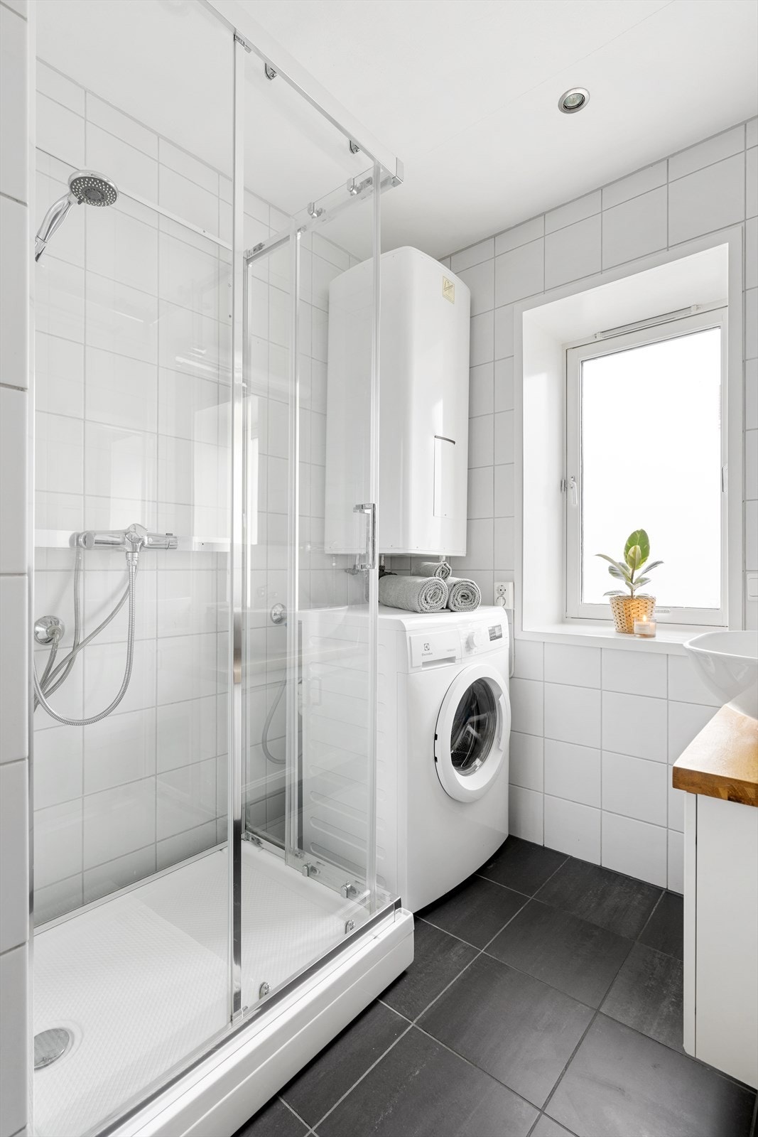 Badet er fra ca. 2008 og oppvarmes med varmekabler i gulv. Galleribilde