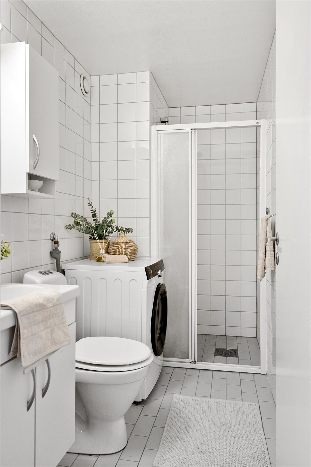 Bad med god plass til både, dusj, toalett, vaskemaskin og servant Galleribilde