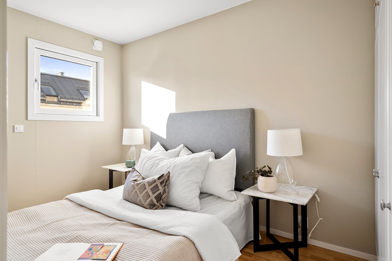 Soverom med god plass til seng og tilhørere møblement Galleribilde