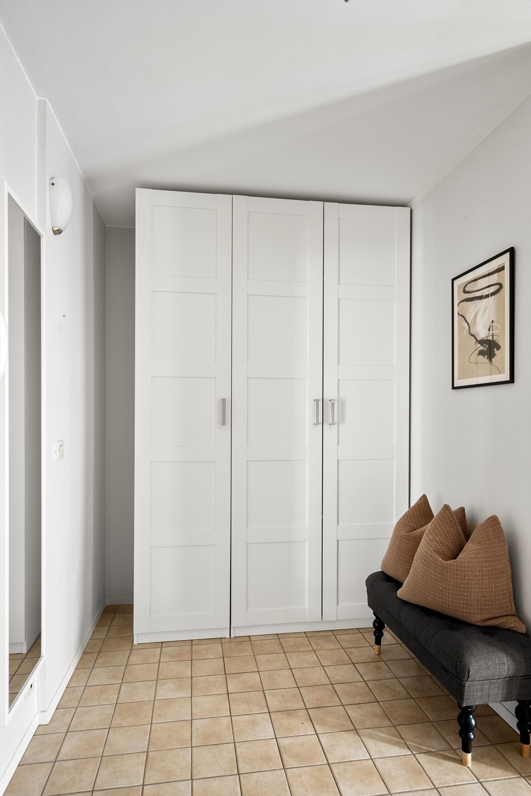 Lys og innbydende entré med praktisk garderobeløsning Galleribilde