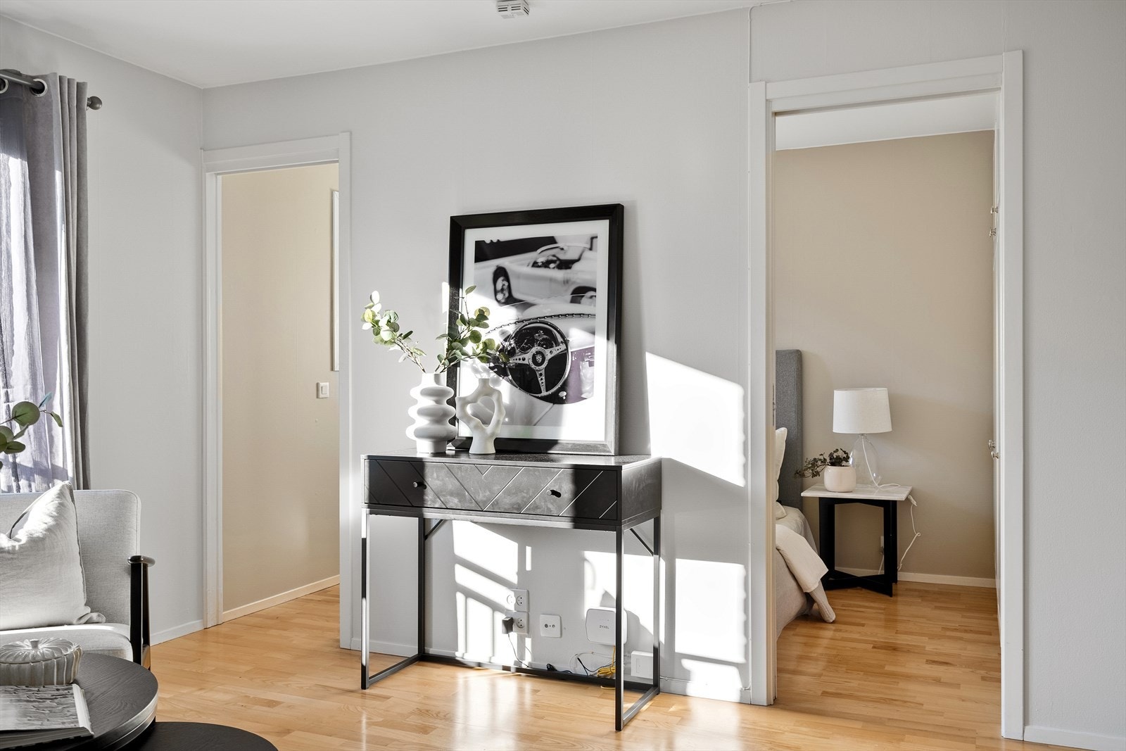 Lys og luftig atmosfære med lune fargevalg. Galleribilde