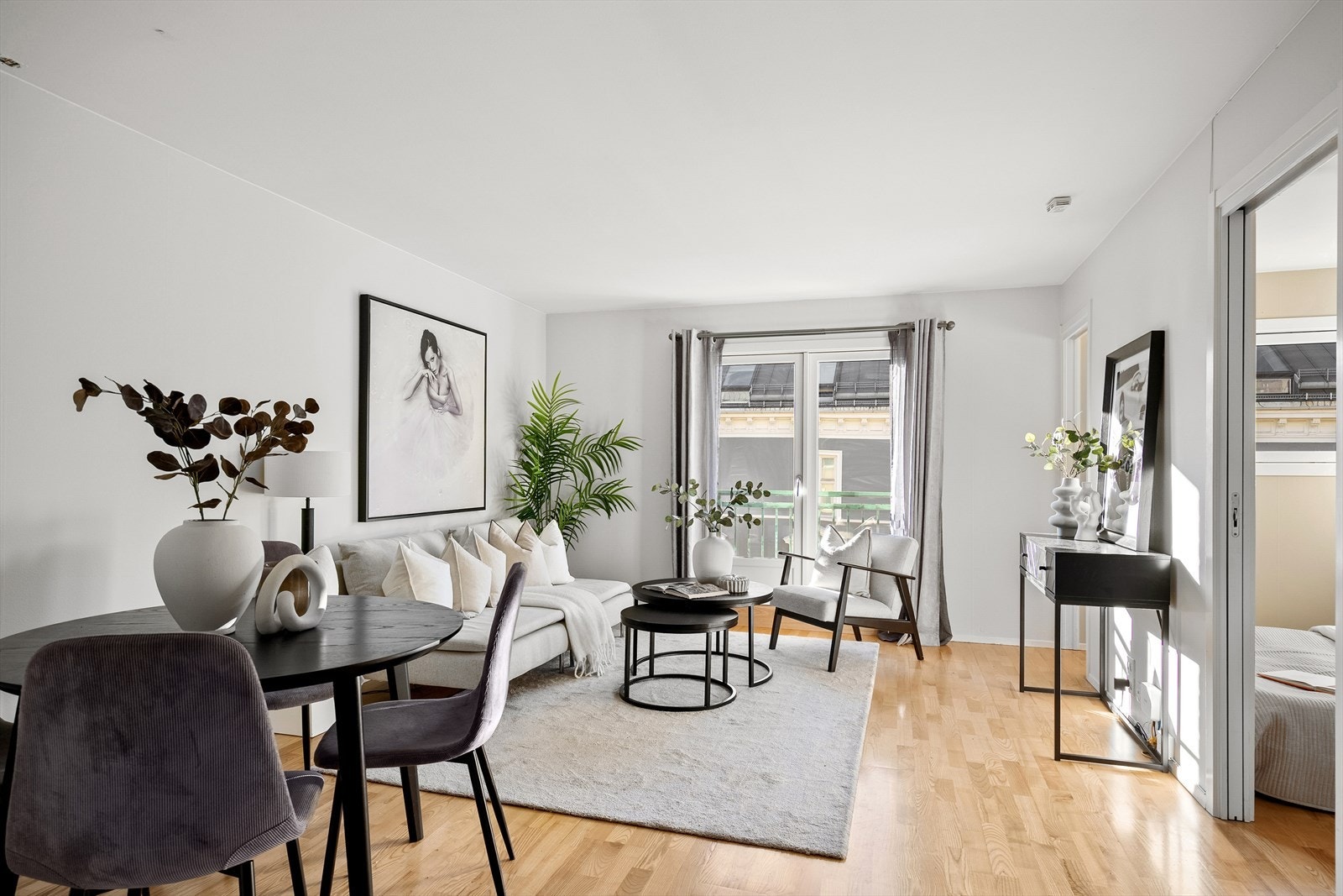 Leiligheten ligger høyt og fritt i byggets 5 etasje Galleribilde