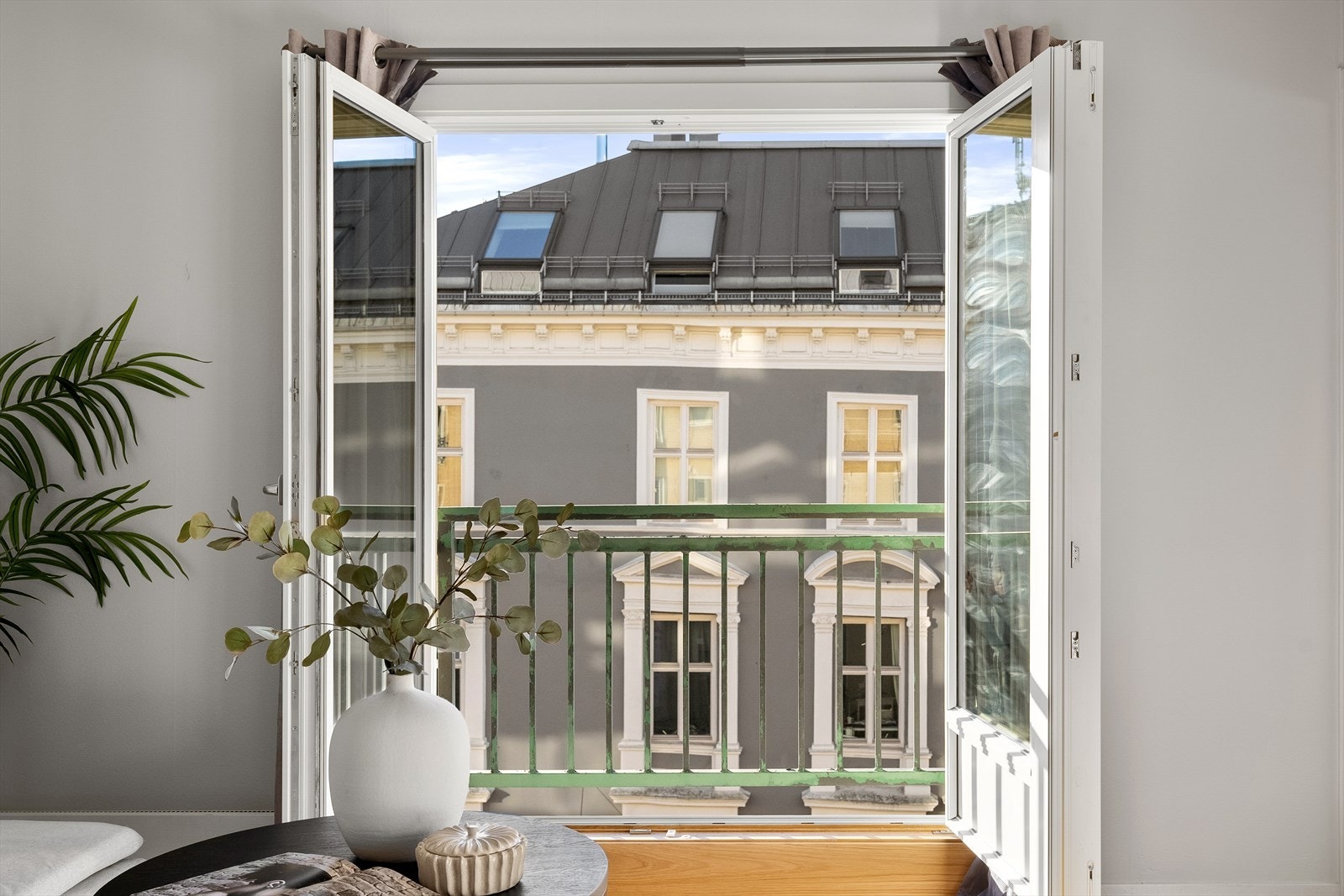 De doble dørene kan åpnes på varme sommerdager Galleribilde