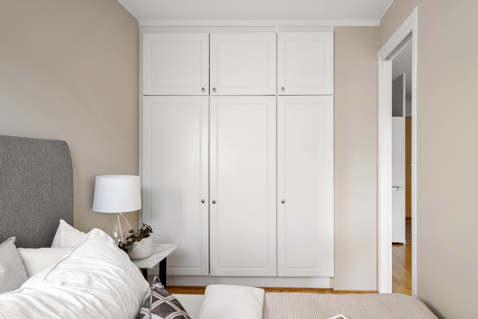 Soverommet har en praktisk innbygget garderobe Galleribilde