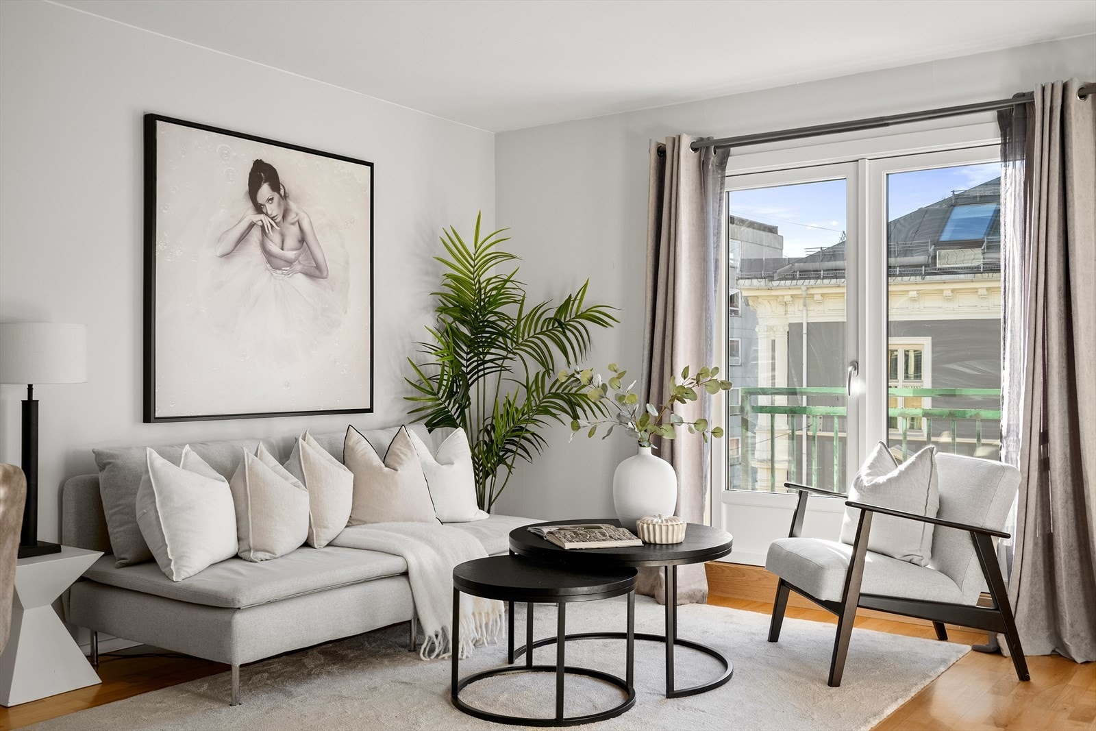 De store vindusflatene slipper inn rikelig med naturlig lys! Galleribilde