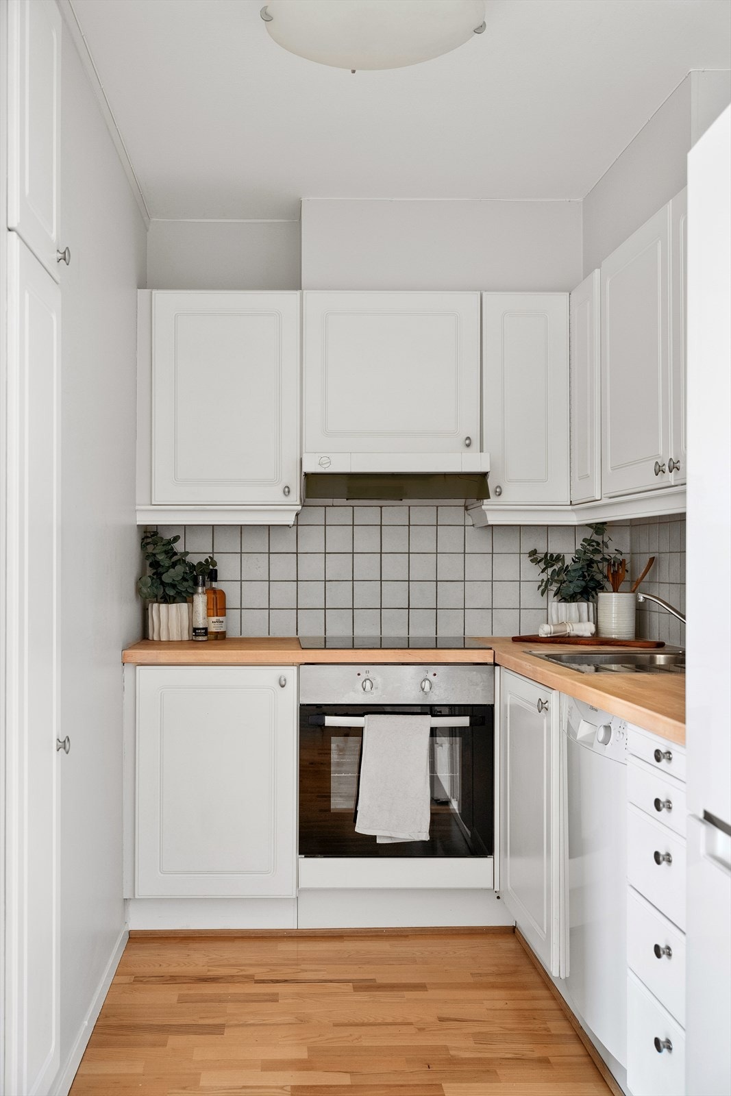 Kjøkkenkrok med rikelig oppbevaringsplass Galleribilde