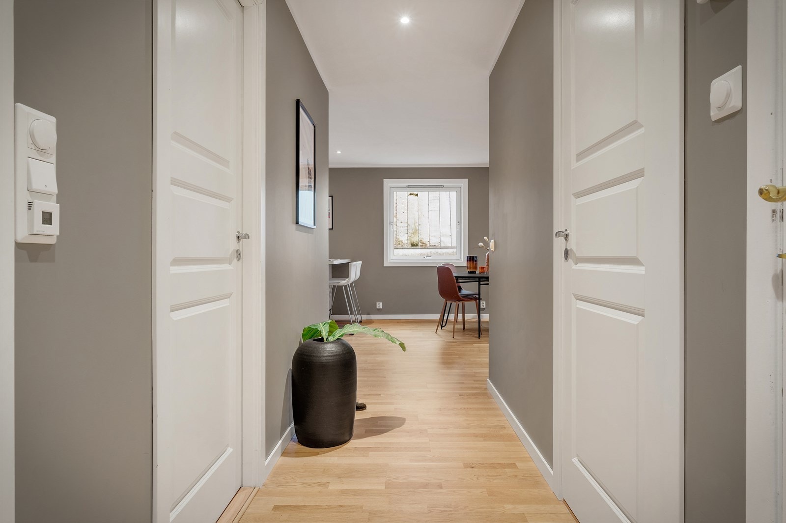 - Lys og romslig entré som gir et flott førsteinntrykk av boligen - Galleribilde