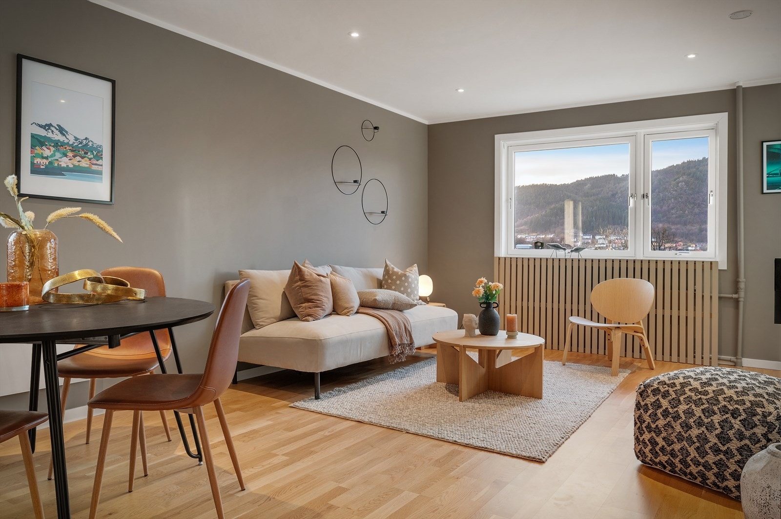 - Leiligheten har sentralvarme med radiator, elegant innrammet av en stilfull spilevegg - Galleribilde