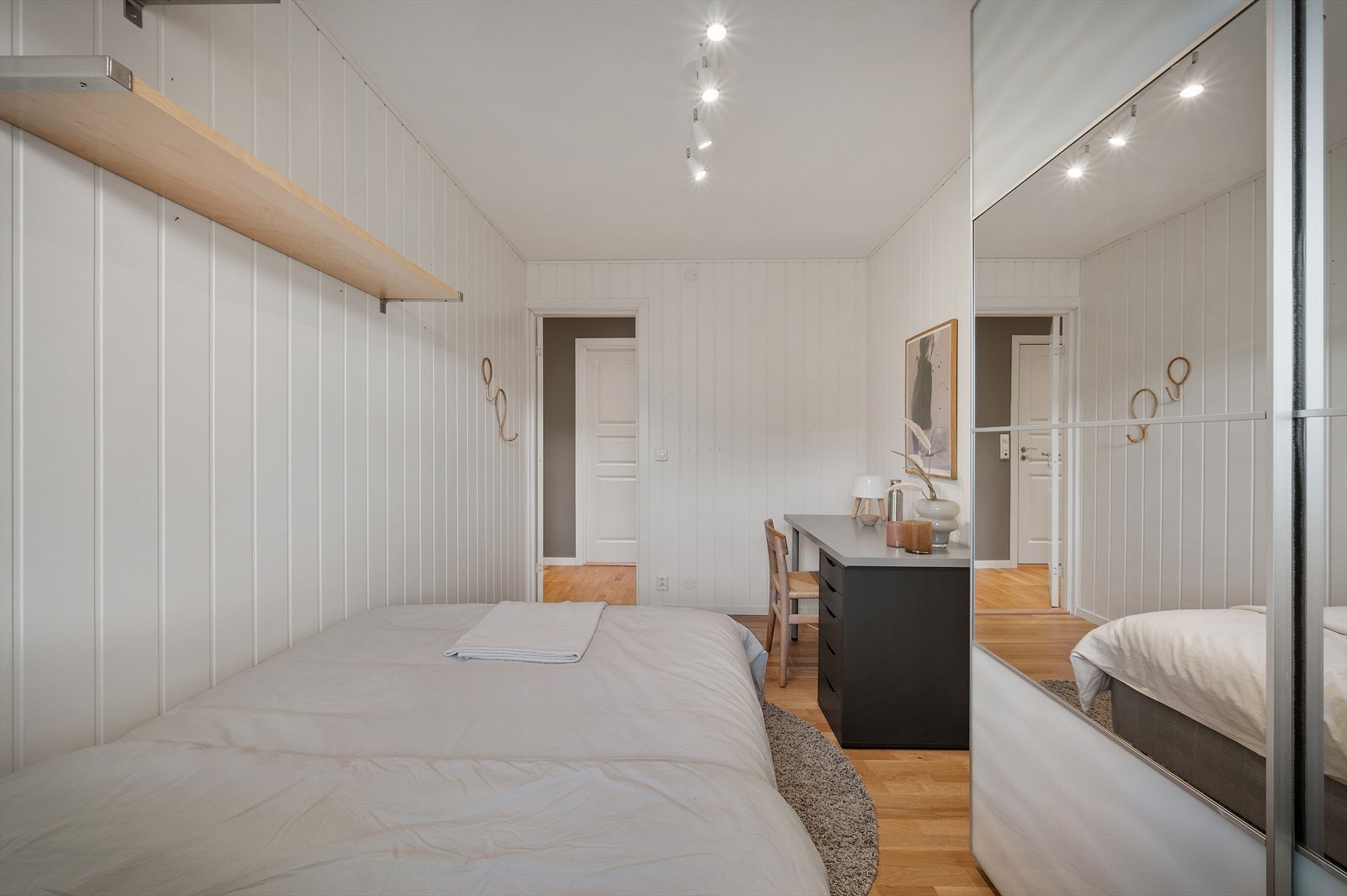 - Soverommet er romslig og har god plass til seng, garderobe og annet møblement - Galleribilde