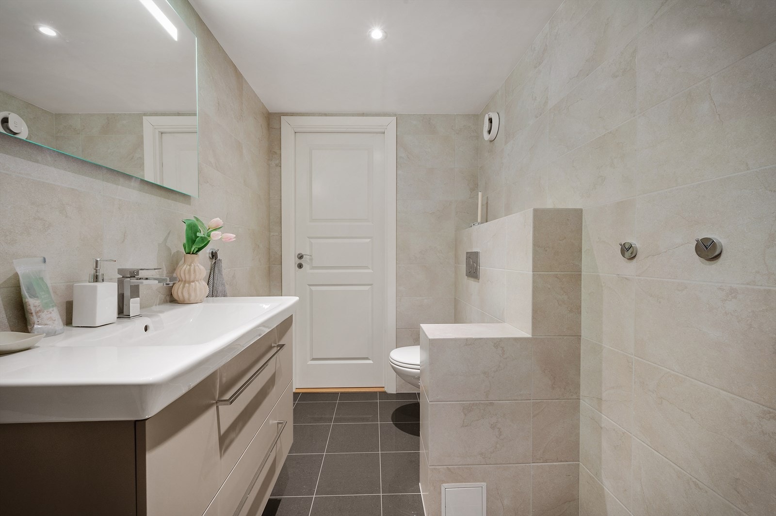 - Badet måler 4,4 m² - Galleribilde