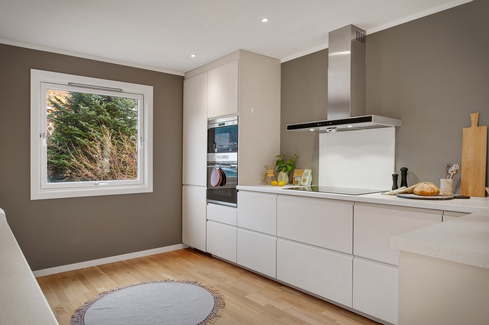 - Leiligheten har et lyst og gjennomgående parkettgulv - Galleribilde