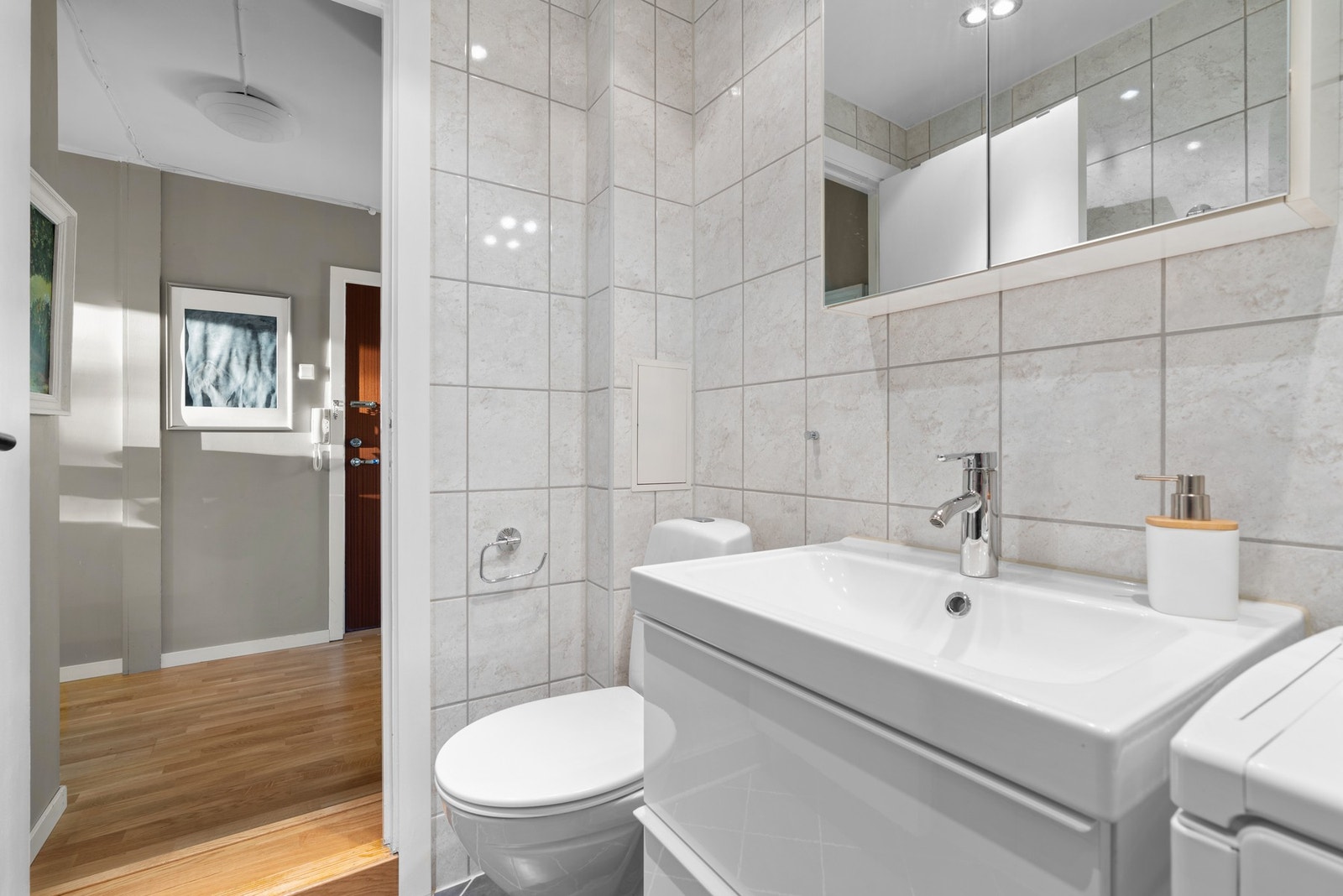 Ellers er servant og innredning fra 2020 og det er gulvmontert toalett og et dusjhjørne med innfellbare glassdører. Galleribilde