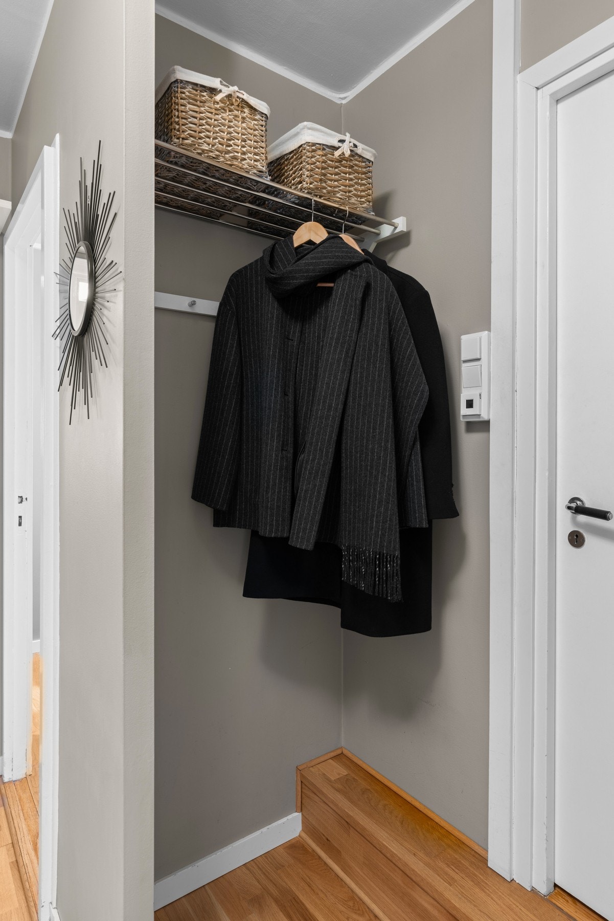 Her er det en fin garderobeløsning med oppheng for jakker og annet. Galleribilde