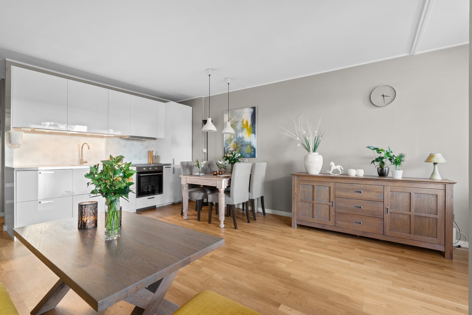 Kjøkkenet er plassert i åpen løsning med stuen og har en moderne Ikea-innredning fra 2014. Galleribilde