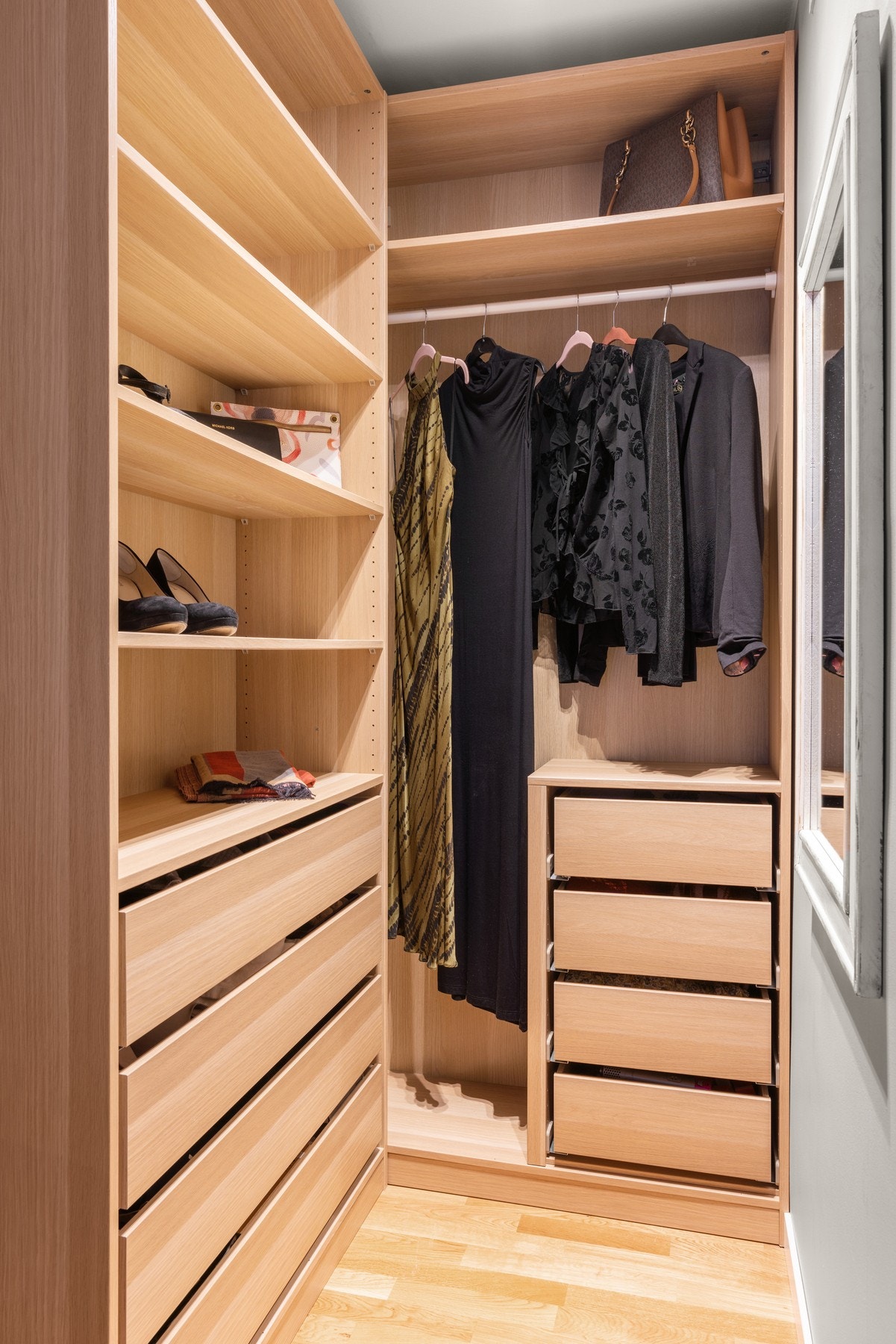 Ytterligere lagringsplass finnes i to romslige kjellerboder på totalt 9 kvm. Det er også et felles fryserom i kjelleretasjen. Galleribilde