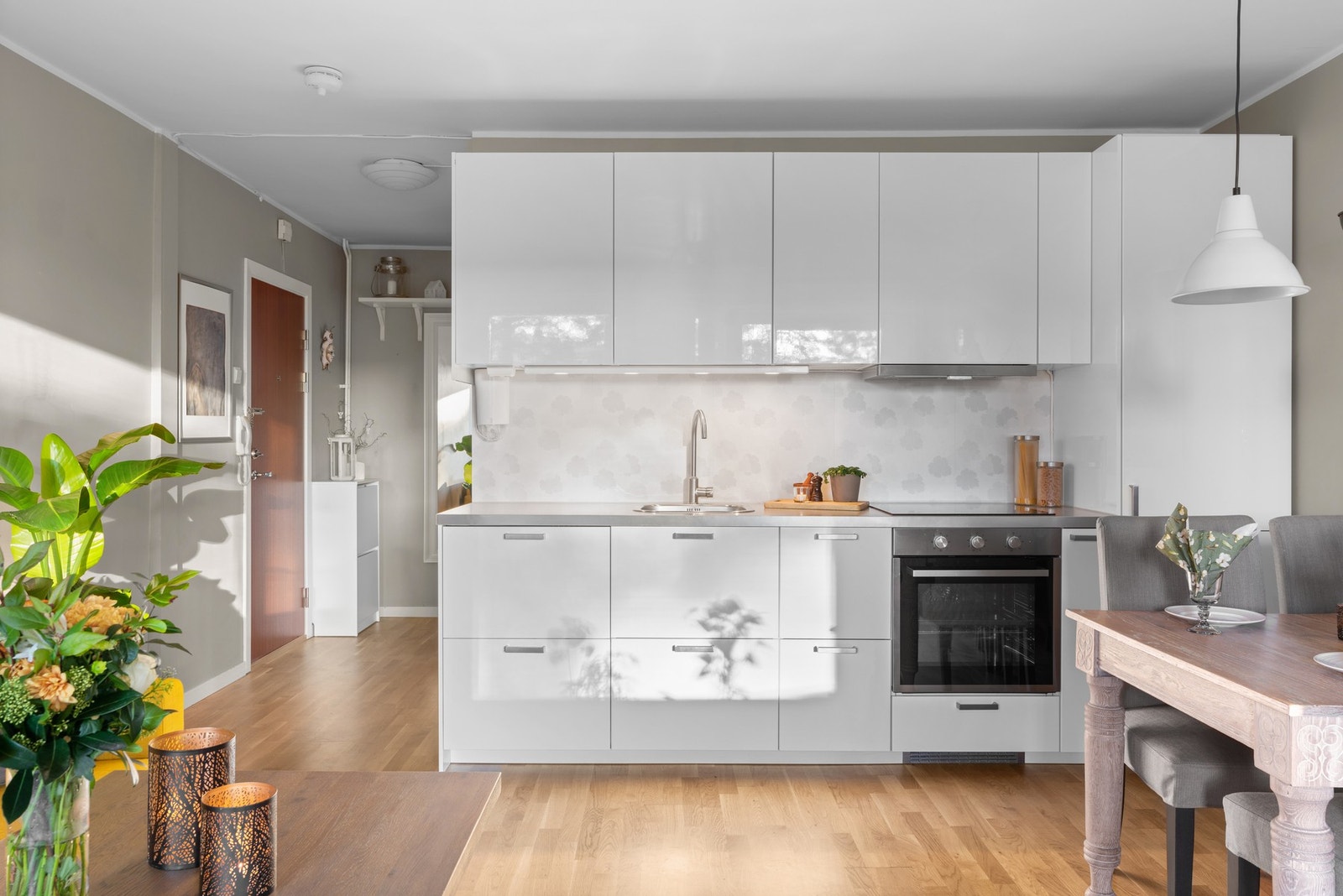 Stekeovn, platetopp, oppvaskmaskin og kjøl/frys er integrert, og det er kullfilterventilator over kokesonen. Stekeovnen ble byttet ut i 2021. Galleribilde