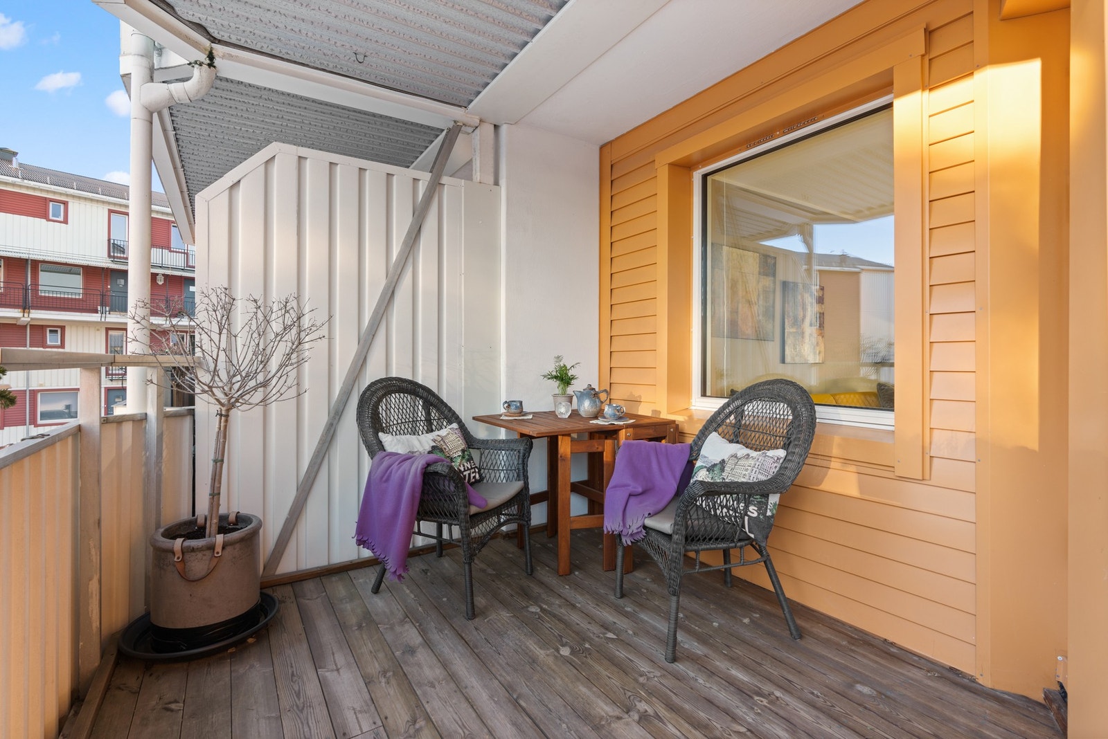 Det er god plass til utesofa med mer, slik at man kan nyte sommerdagene med komfort. Galleribilde