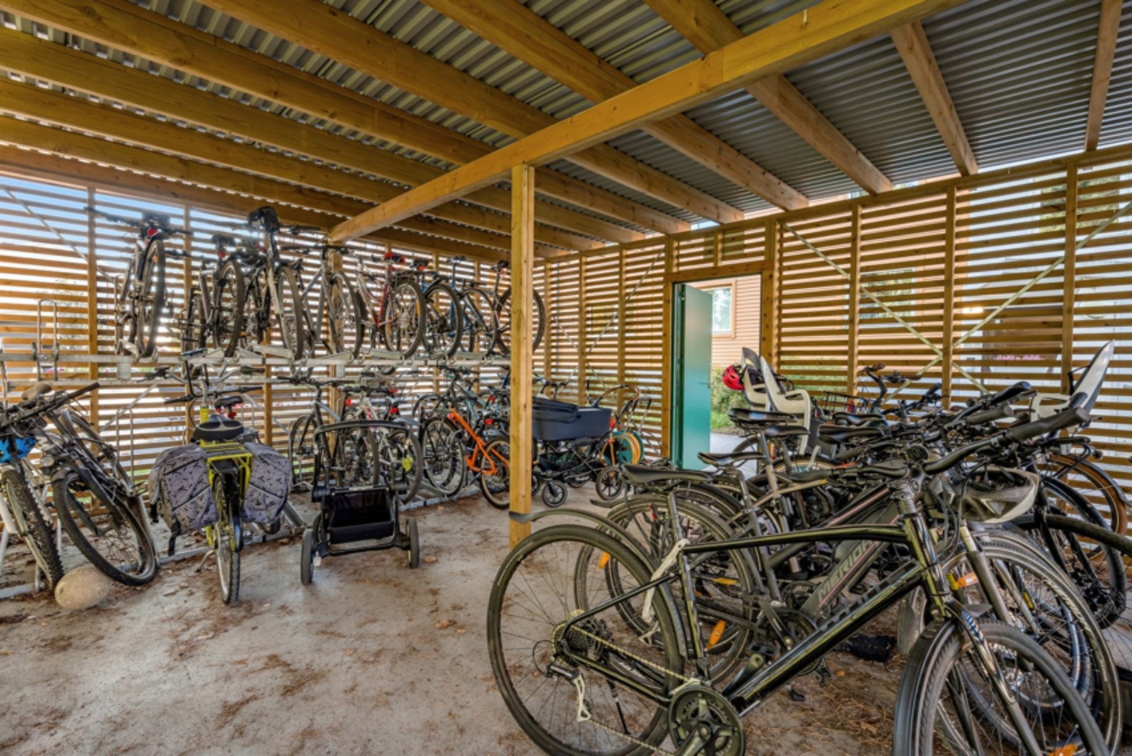 Beboere har tilgang felles sykkelrom ute og i kjelleretasjen. Galleribilde