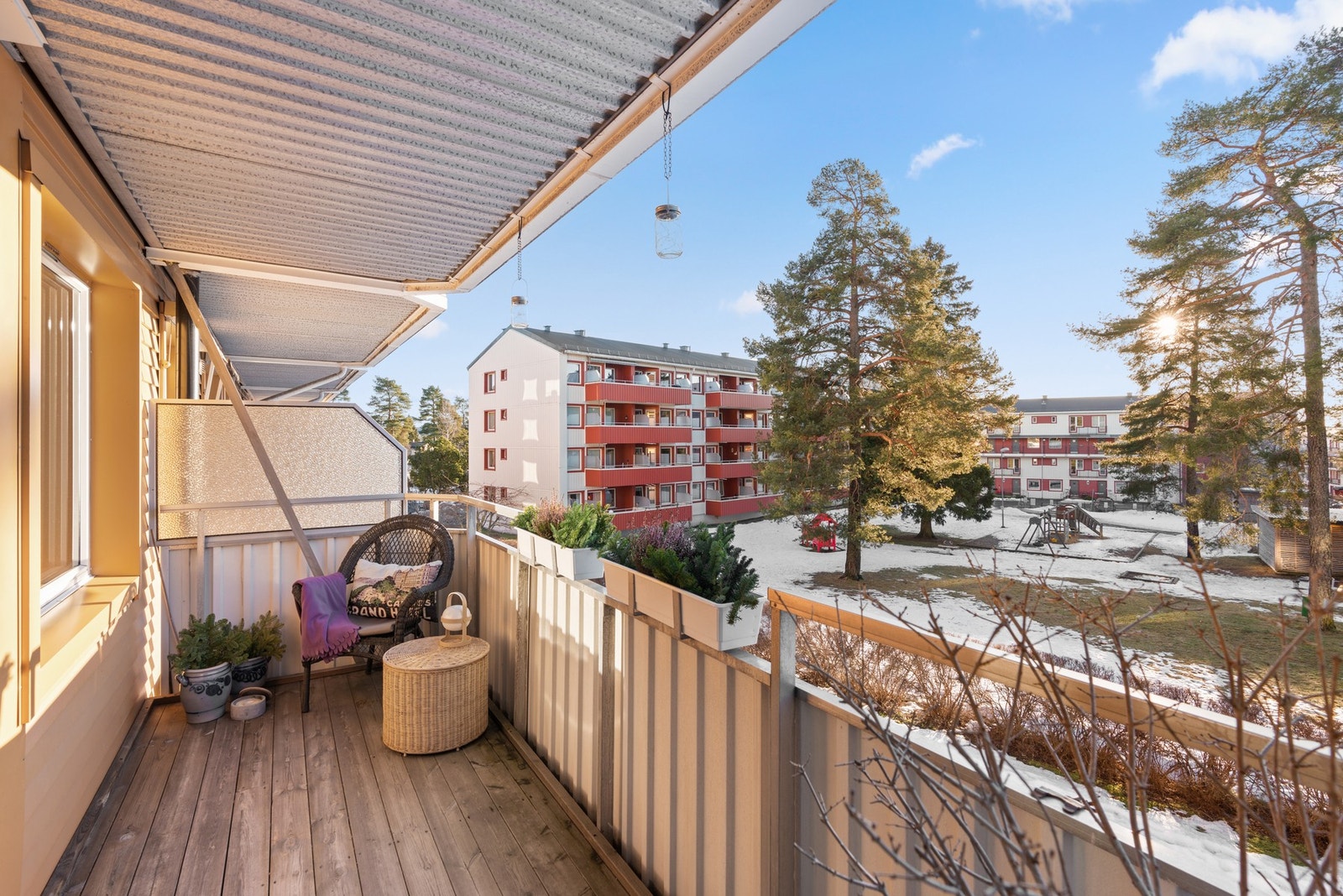 Fra stuen er det utgang til en overbygd, sydvestvendt balkong på ca. 9 kvm. Galleribilde