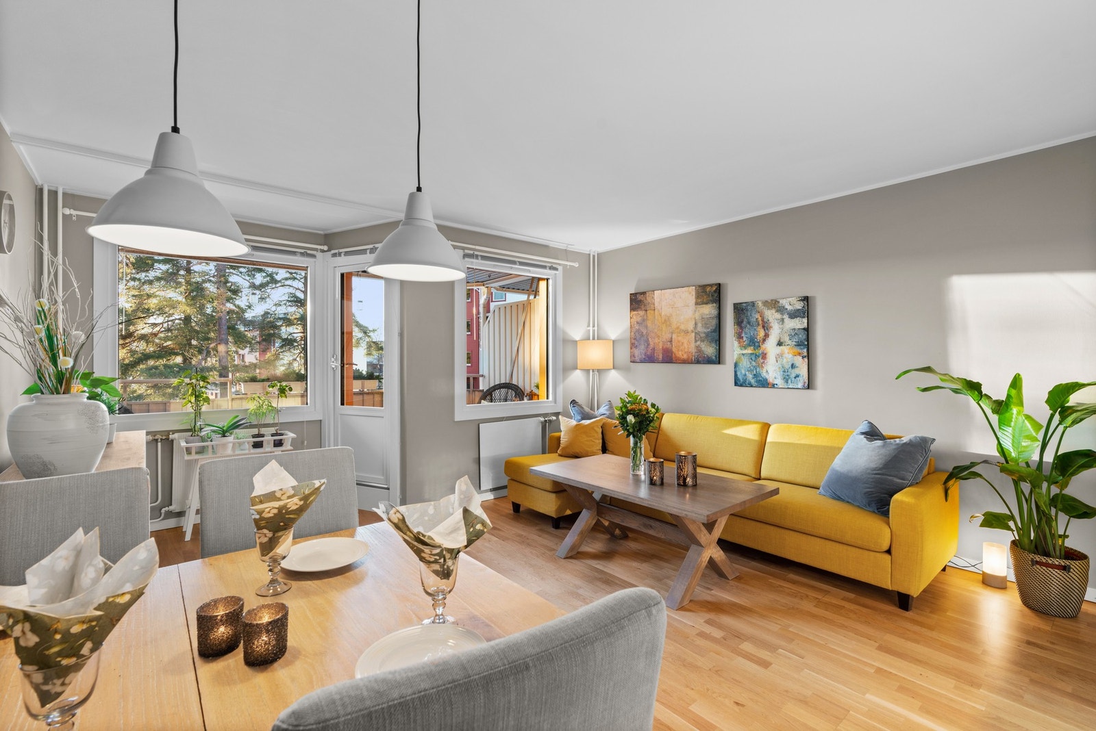 Stuen får godt med naturlig lysinnslipp fra store vindusflater. Vinduene og balkongdøren ble skiftet i regi av brl. i 2019. Galleribilde