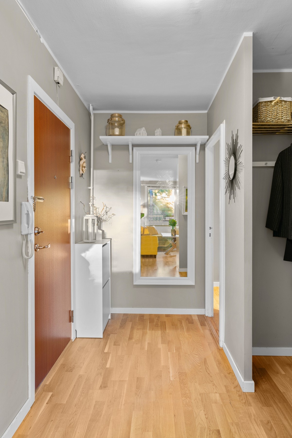 Entreen har vegger malt i en varm, moderne tone, samt trestavs parkettgulv og hvitmalt himling- en stil som går igjen i øvrige rom. Galleribilde