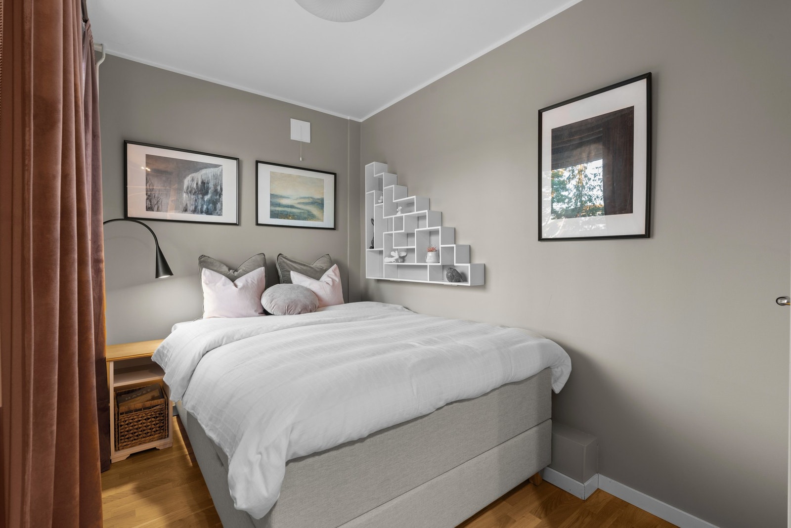 Soverommet har vindu vendt mot nordøst og inngang fra entreen. Rommet har ellers plass til dobbeltseng og nattbord. Galleribilde