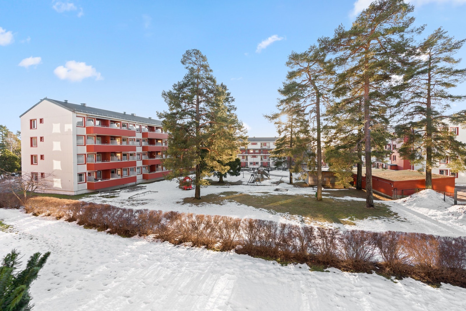 På balkongen er det gode solforhold og utsyn til grønne fellesarealer opparbeidet med plen, hekk og trær. Galleribilde