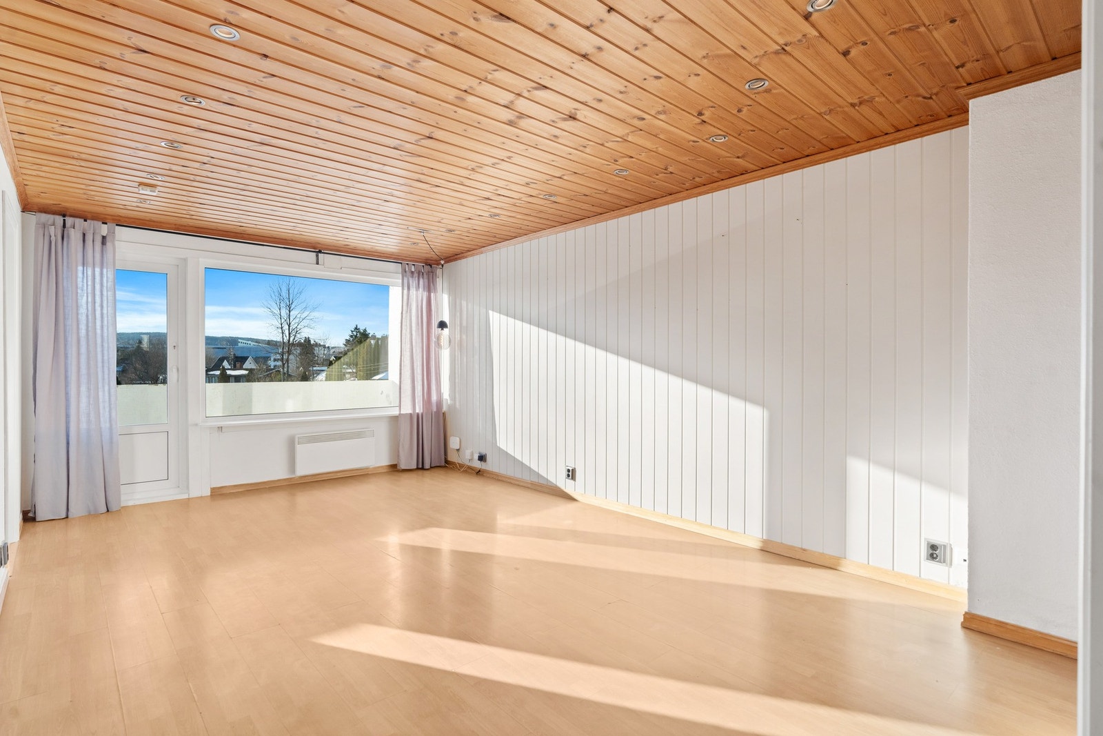 Her er det plass til en stor spisegruppe uten å miste romfølelsen. Galleribilde