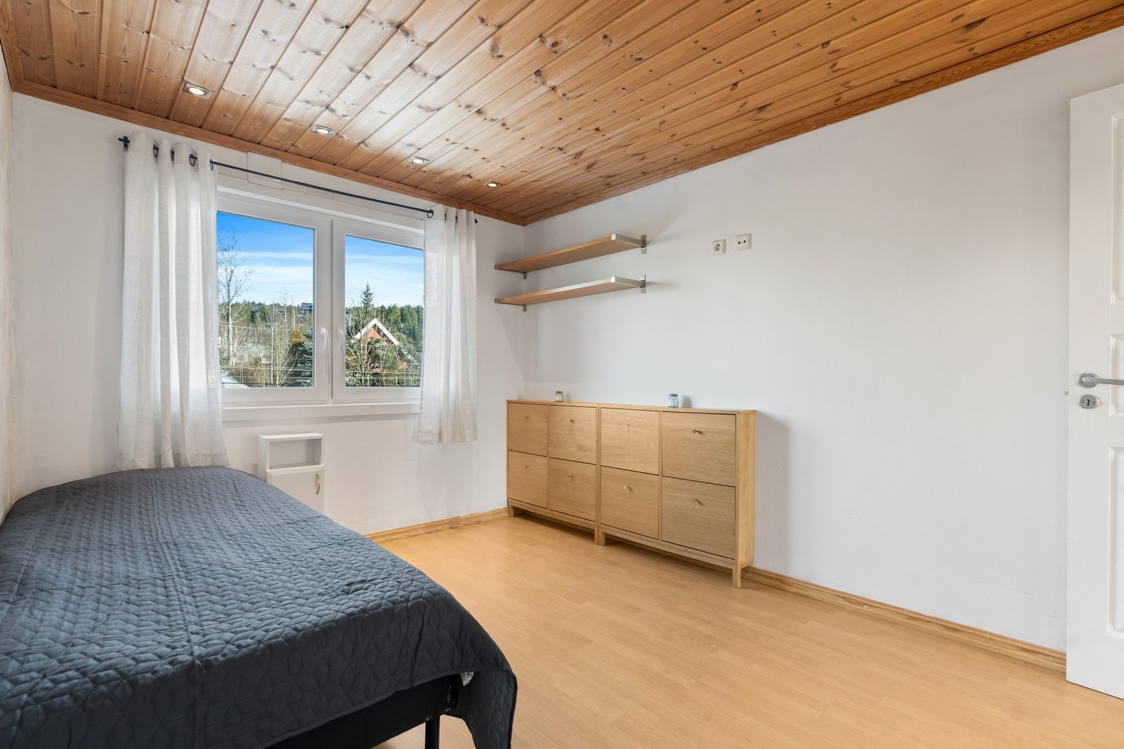 Rommet får godt med natulig sollys inn. Galleribilde