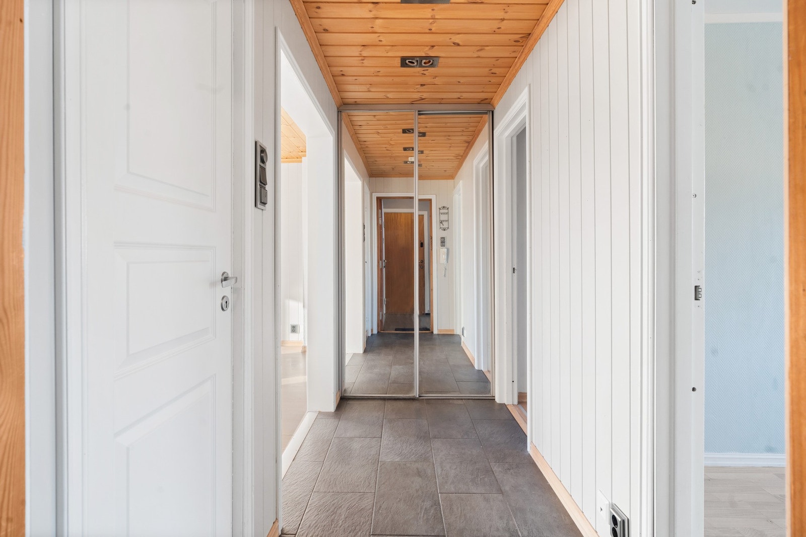 Velkommen inn! Romslig entre med god plass til å henge fra seg yttertøy. Galleribilde