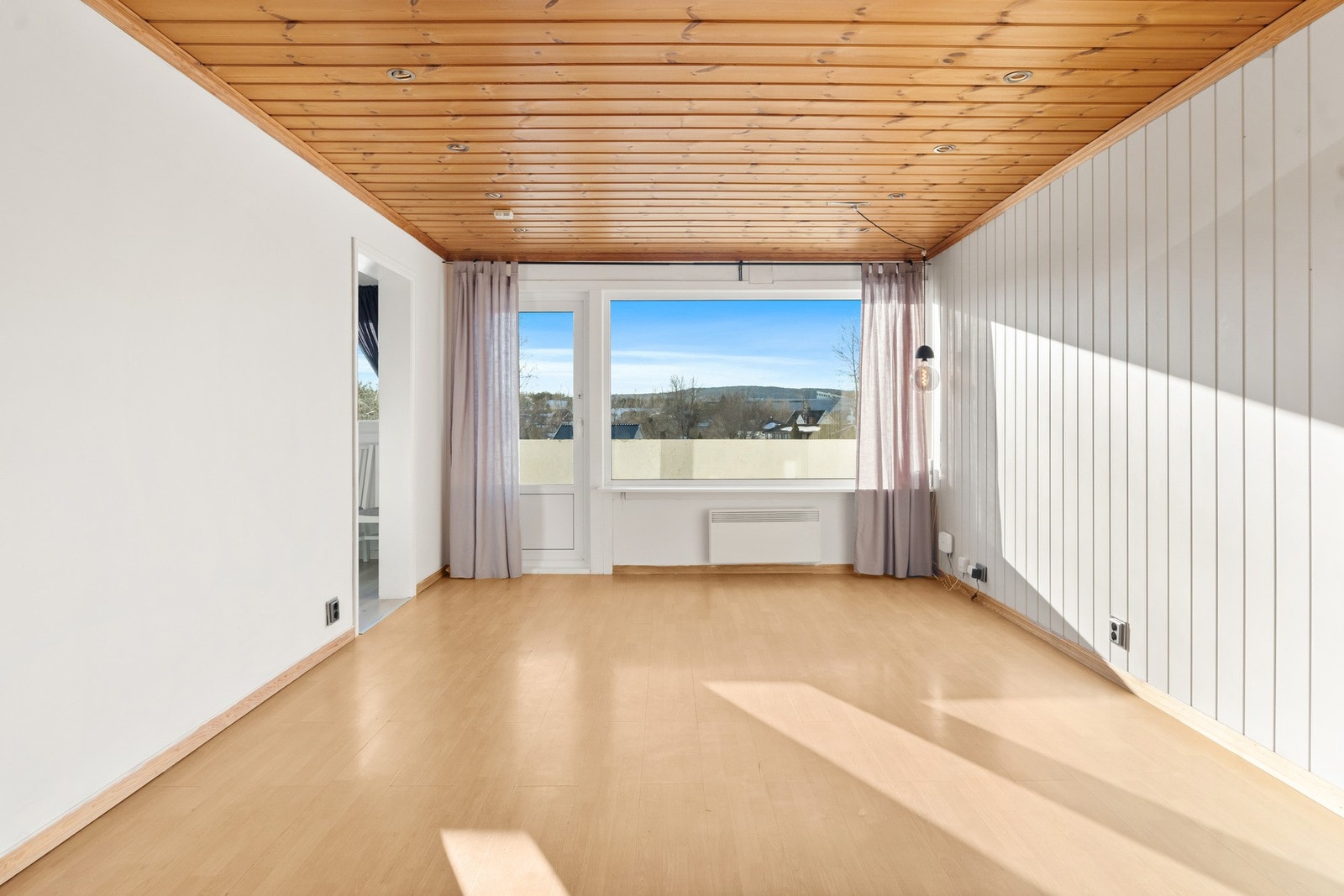 Romslig stue med god plass til sofa med tilhørende møblement, medievegg og spisebord. Galleribilde