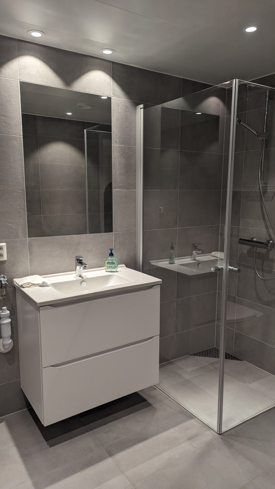 Pent flislagt bad med opplegg for vaskemaskin Galleribilde