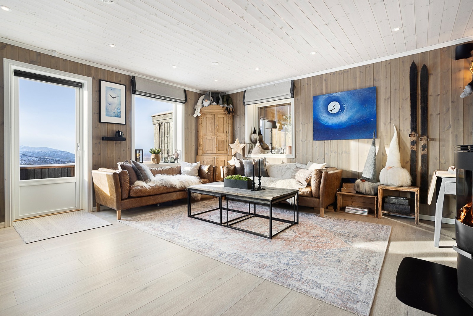 Lune materialvalg med panel på vegg og tak. Downlights i tak. Direkte utgang til den solrike terrassen, gjør det enkelt å ta med måltidene ut. Galleribilde