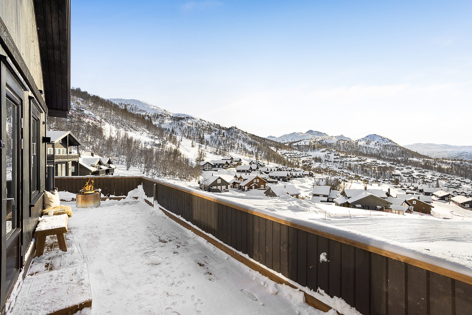 Lun og fin terrasse med sol fra morgen til kveld. Nydelig utsikt over fjellene Galleribilde