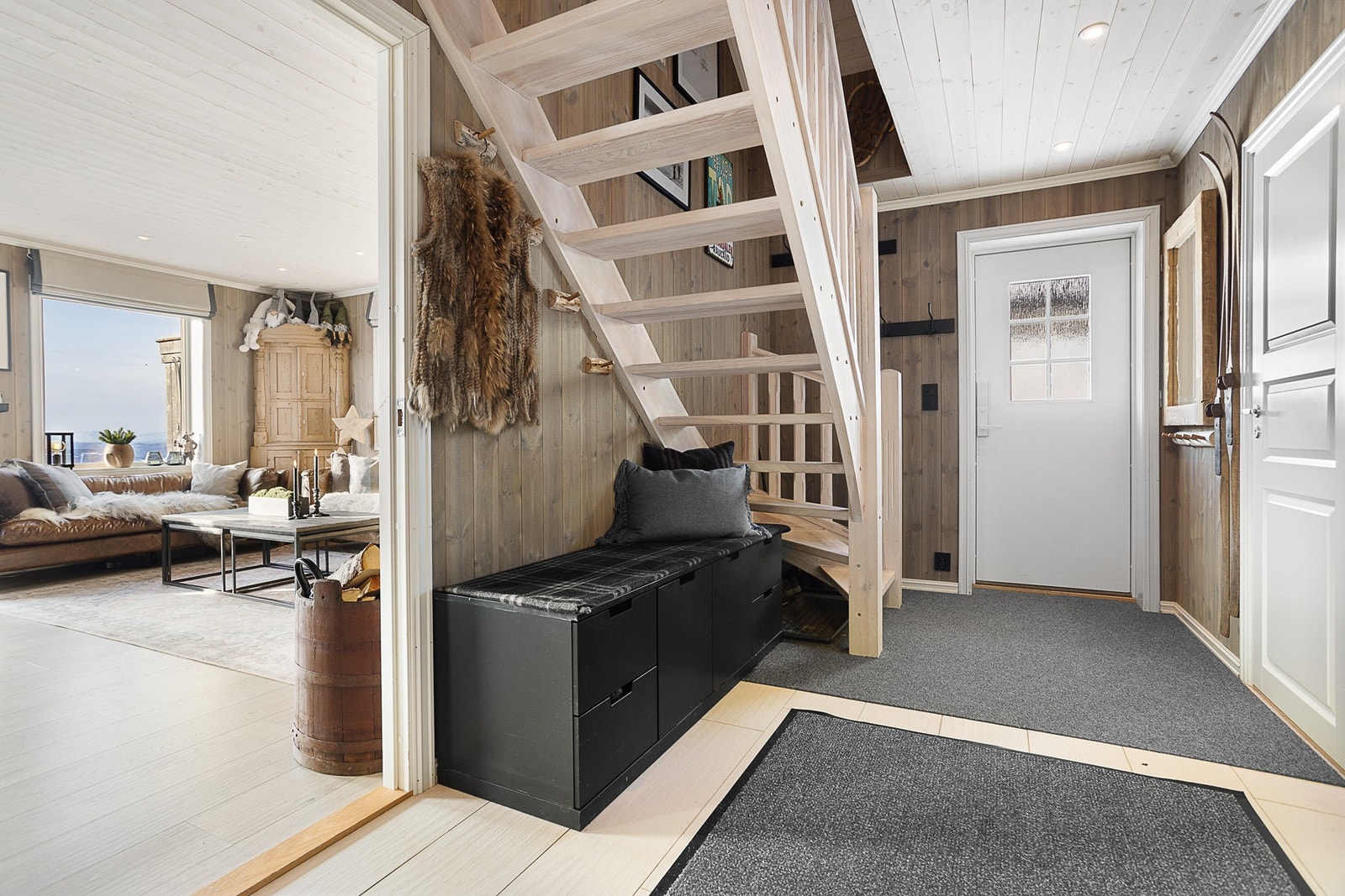 Entré med trapp opp til 2.etasje. Hele hovedetasjen har varmekabler i gulv og app-styring Galleribilde