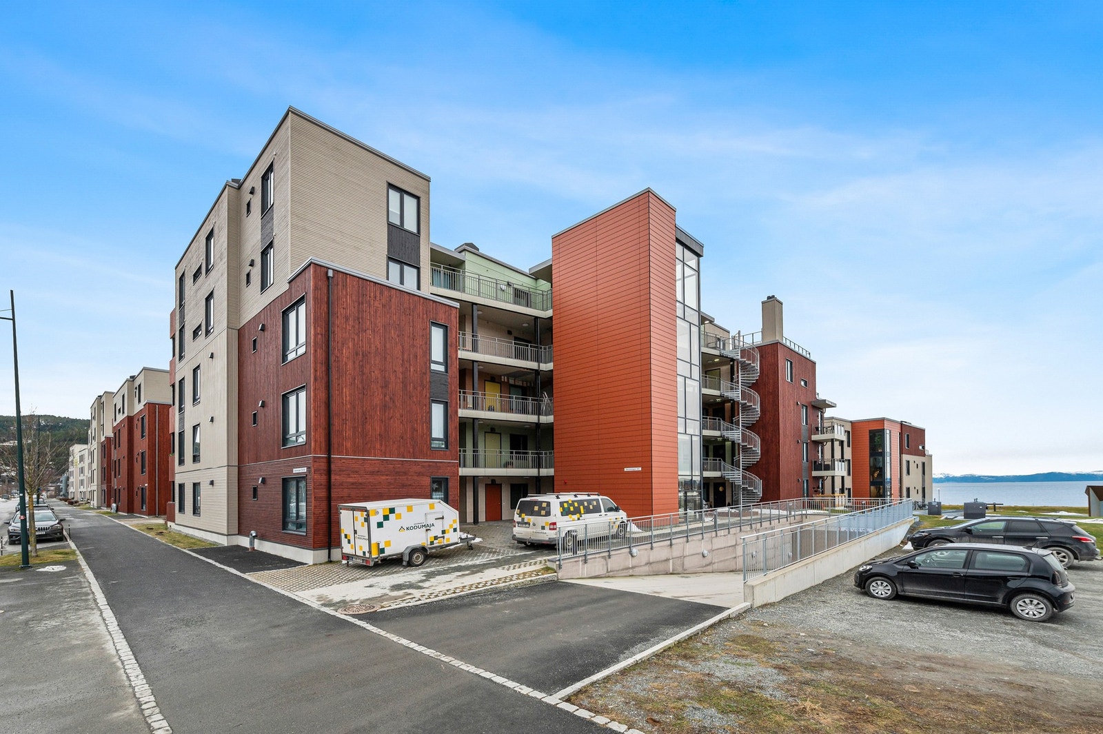 Hommelvik Sjøside ligger rett ved vannkanten med Galleribilde