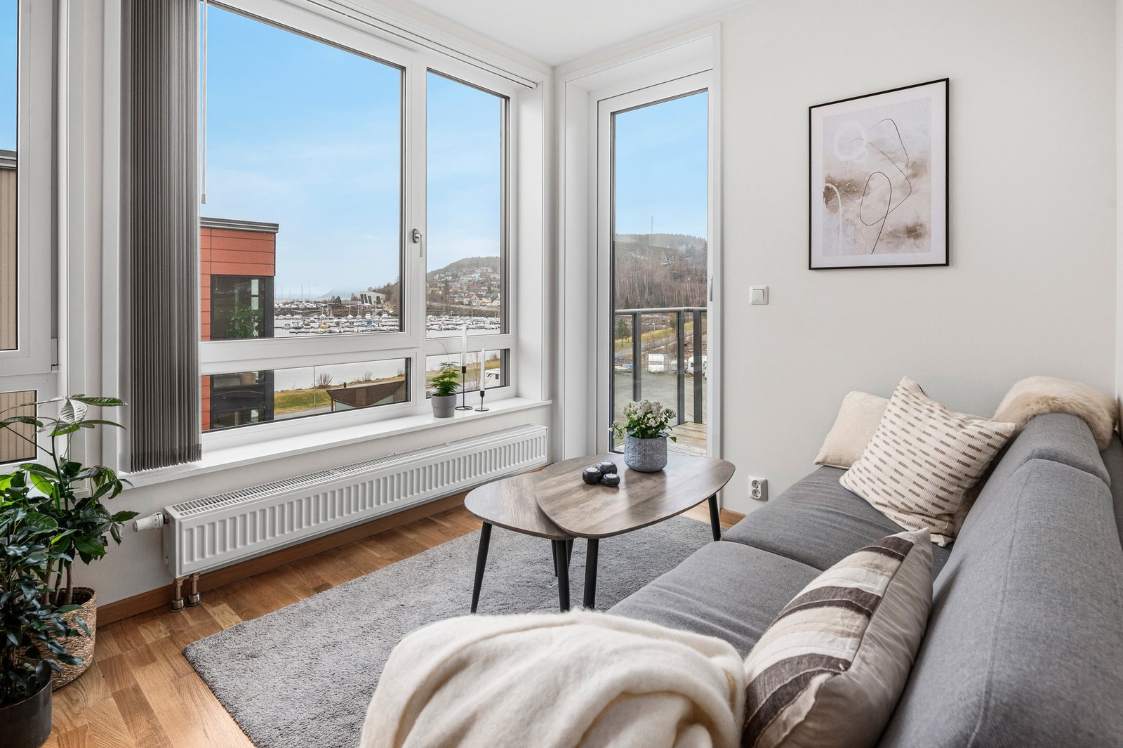 Du har store vindusoverflater som gir rommet rikelig med naturlig lysinnslipp. Galleribilde