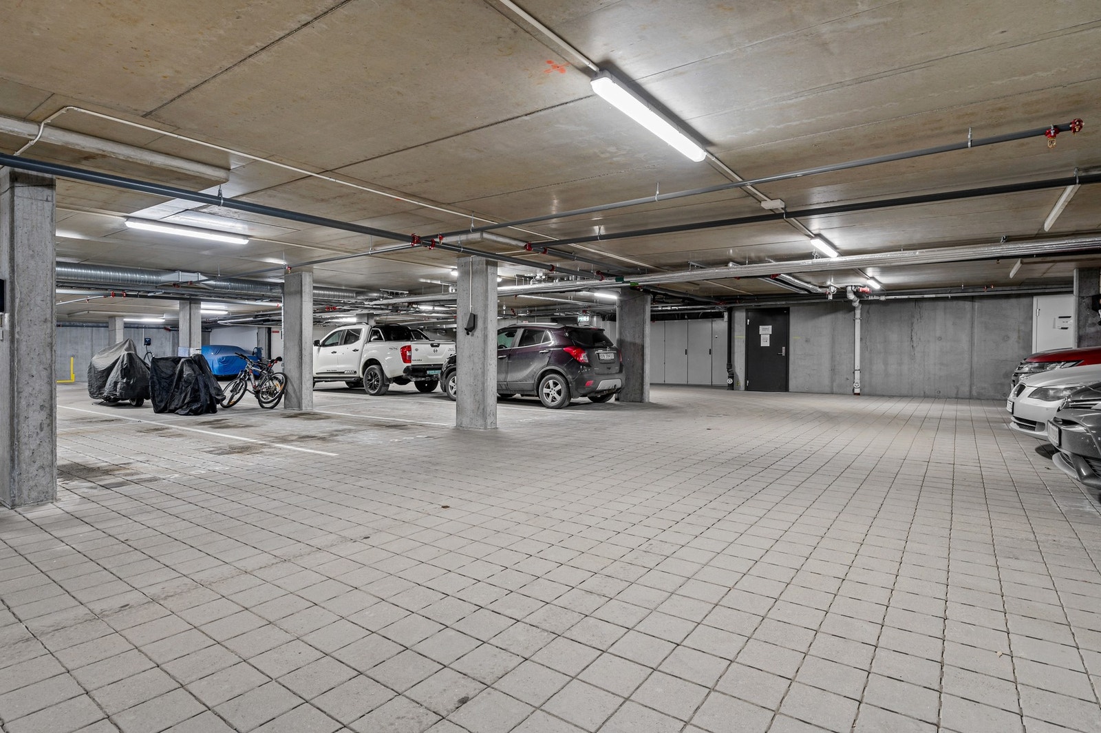 Det medfølger parkering i p-kjeller med el-bil lader montert. Galleribilde