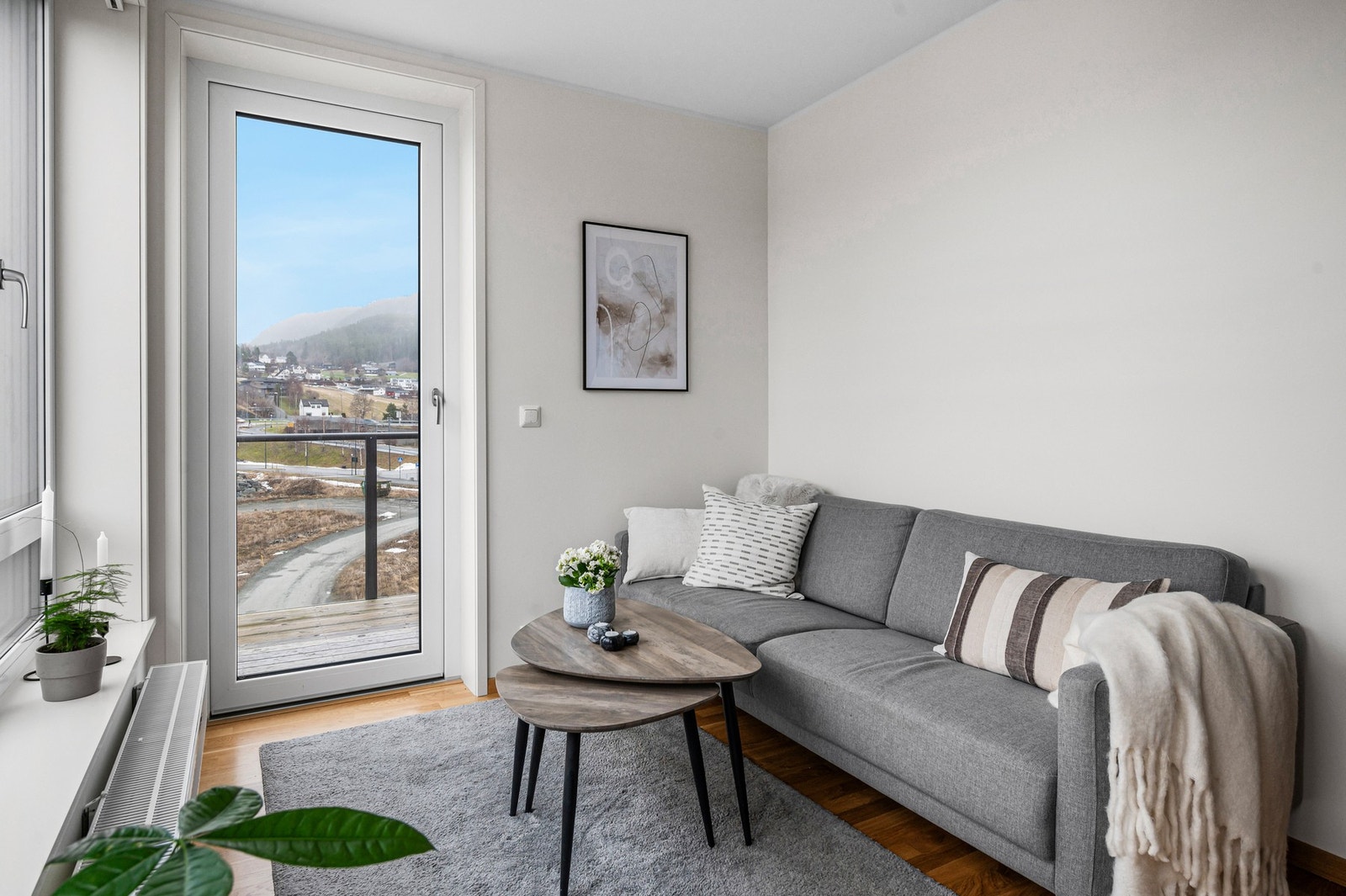 Planløsningen gir deg flere naturlige soner for, sofa og spisebord. Galleribilde