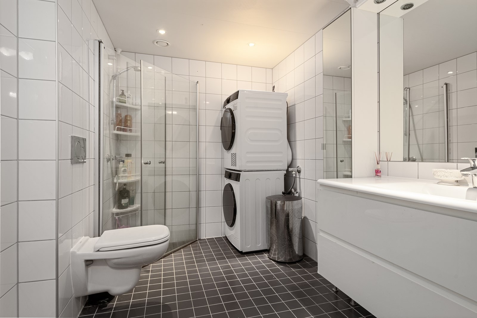 Helfliset bad med varme i gulv, samt downlights i tak. Galleribilde