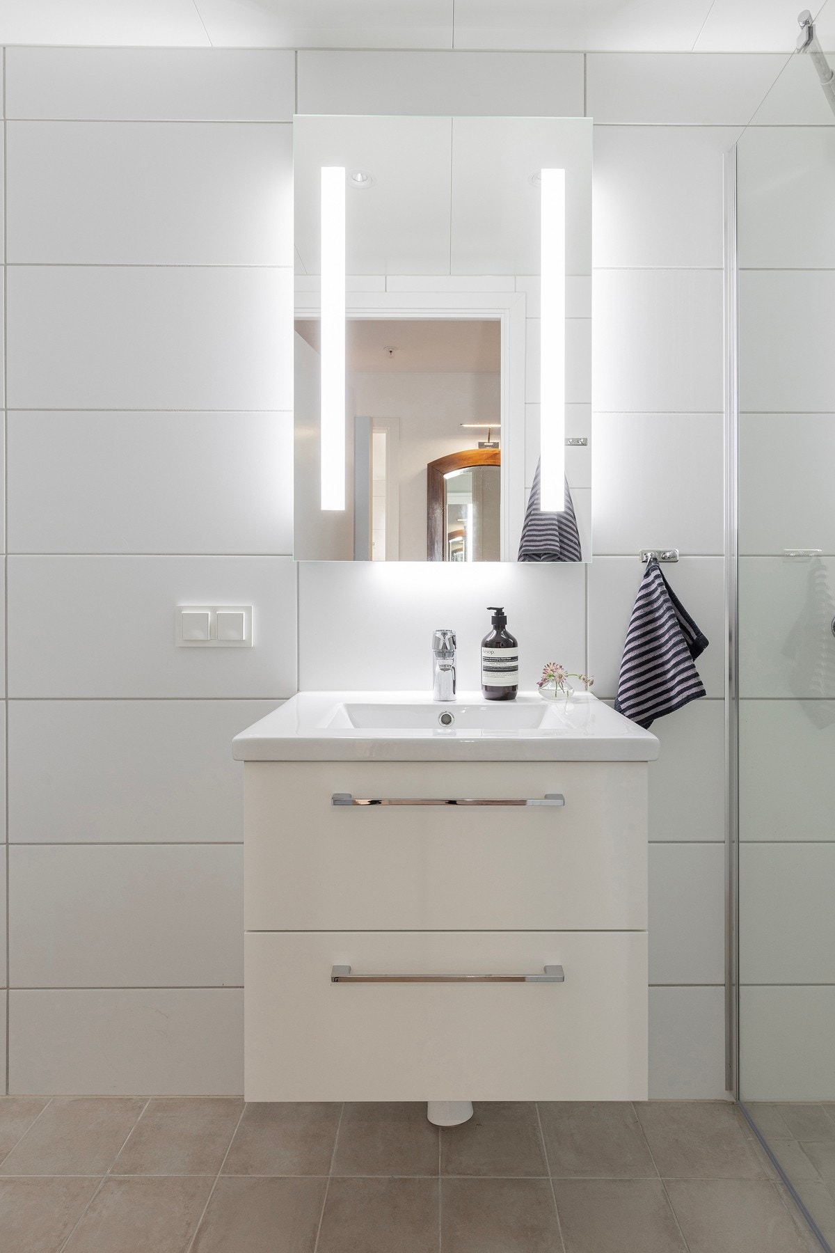 Det andre badet i leiligheten er også romslig og helflislagt. Galleribilde