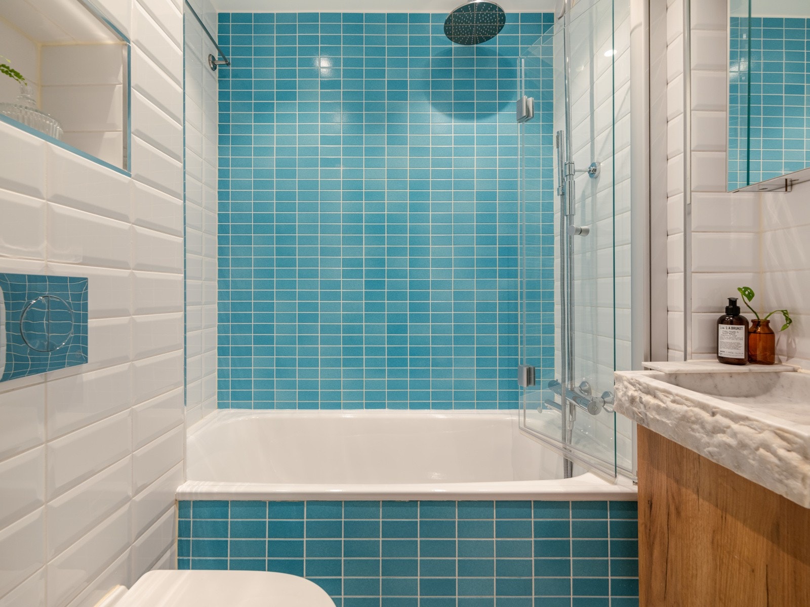 Badet ble pusset opp i 2019 med ny membran, fliser, gulvvarme og innredning. Galleribilde