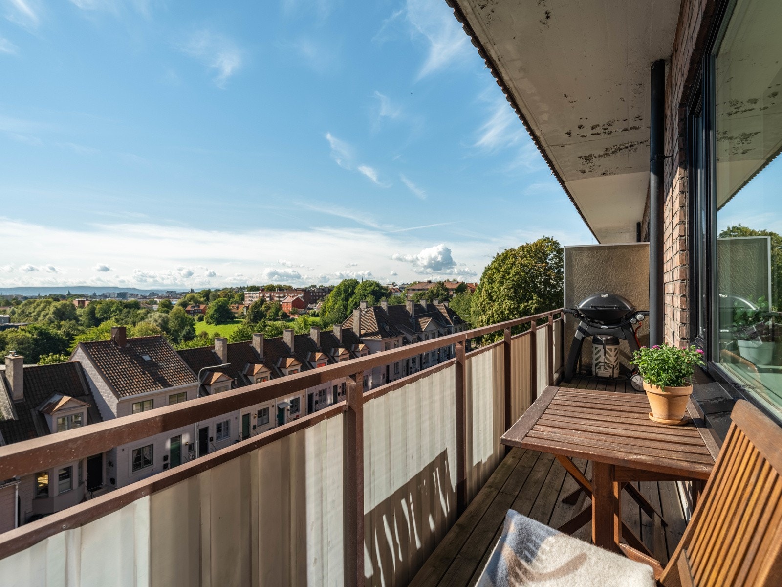 Balkongen er på hele 7 kvm og sydvendt med sol hele dagen. Det er bare å glede seg! Galleribilde