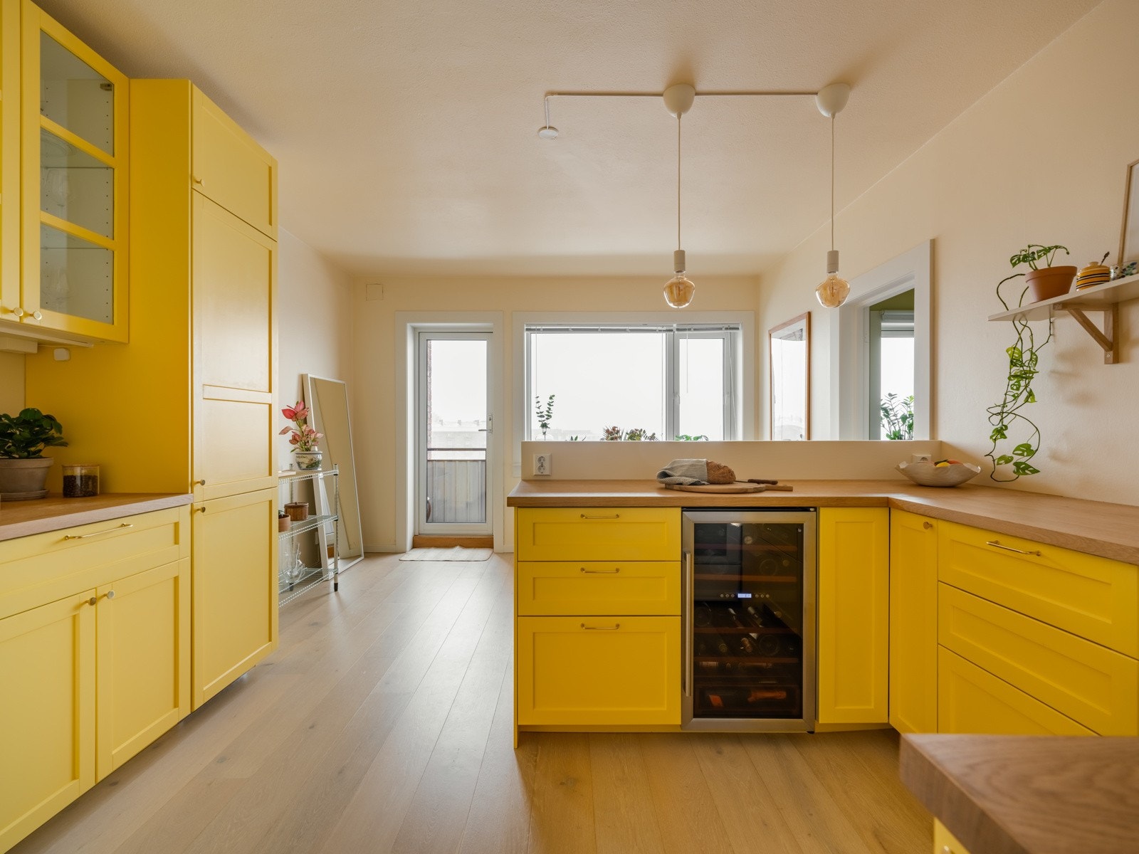 Det er rikelig med lysinnslipp - og hva er vel bedre å nyte utsikten utover byen mens man lager mat? Galleribilde