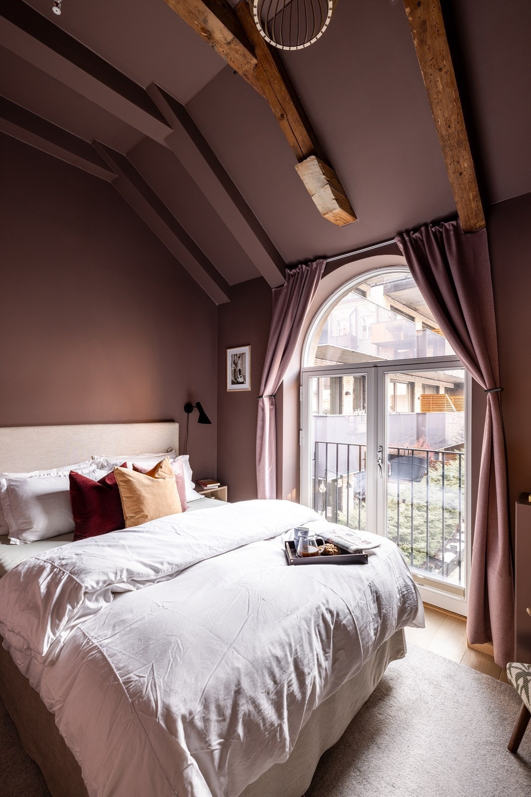 Her er det god plass til sofa, nattbord og garderobeskap Galleribilde